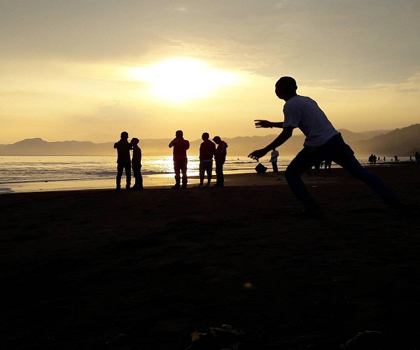 Pantai Pelabuhan Ratu Lokasi Ngabuburit Asyik di Sukabumi