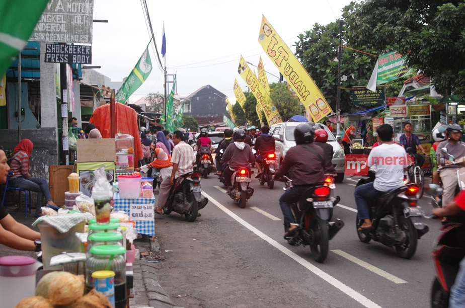 Ngabuburit dan Berburu Takjil di Jalur Gaza Yogyakarta