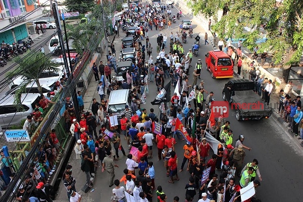 Bentrokan Warga VS Polisi di Penjaringan Jakut Terkait Penolakan Kedatangan Ahok
