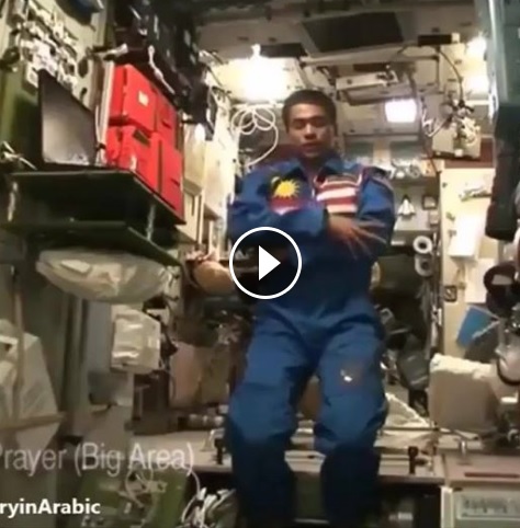 Saat Astronot Salat di Luar Angkasa