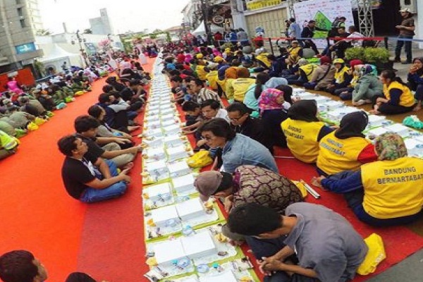 Buka Bersama di Karpet Merah ala Warga Bandung