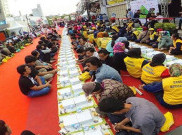 Buka Bersama di Karpet Merah ala Warga Bandung