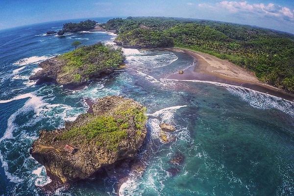Pantai Madasari Keindahan Pulau-pulau Karang di Pangandaran