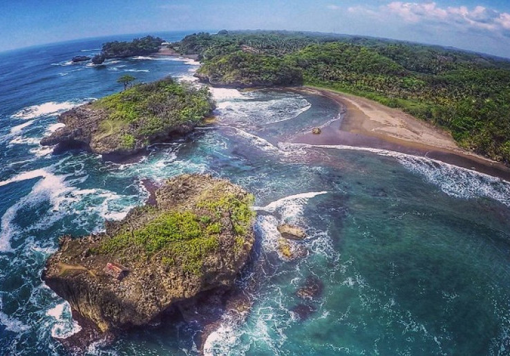 Pantai Madasari Keindahan Pulau-pulau Karang di Pangandaran