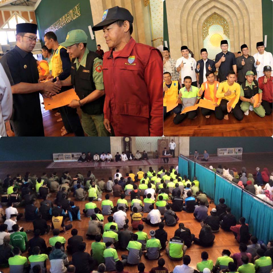 Ridwan Kamil Bagikan THR Pada Hansip dan Petugas Kebersihan