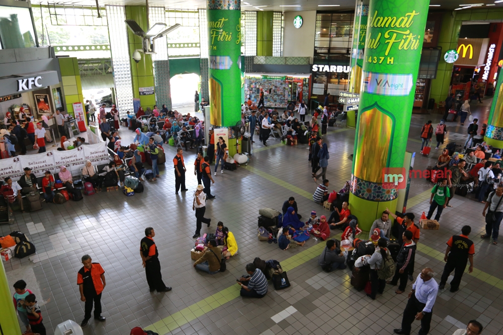 Para pemudik sudah memadati ruang tunggu di Stasiun Gambir. Seluruh tiket kereta Lebaran dari H-7 hingga H-1 lebaran sudah habis terjual pada bulan lalu. Tidak ada lonjakan penumpang dari H-7 hingga H-1 karena semua tiket sudah terjual habis.