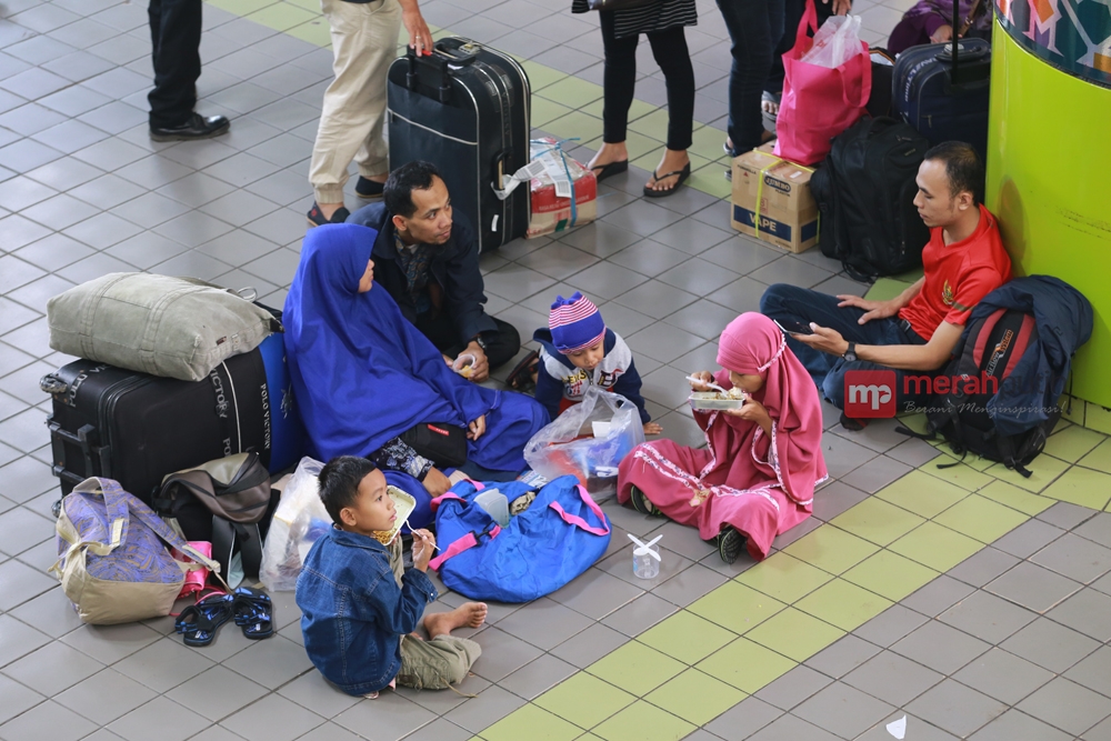Stasiun Gambir Minim Tempat Duduk