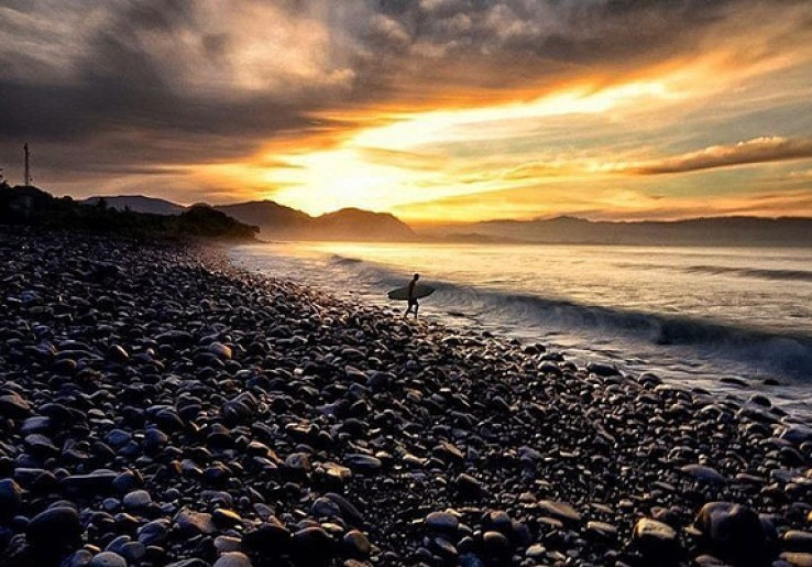 Pantai Cimaja Surga Para Peselancar di Sukabumi