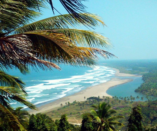 Pantai Lembah Putri Perpaduan Keindahan Laut dan Pegunungan