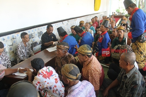 Abdi Dalem Keraton Kasunanan Solo Gajian