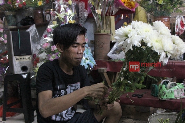 Pasar Bunga Rawabelong Banjir Pembeli