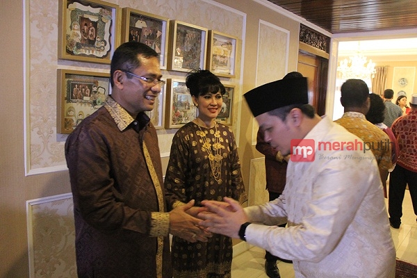 Saleh Husin dan Keluarga Sambut Tamu-tamu Pejabat di Acara Open House