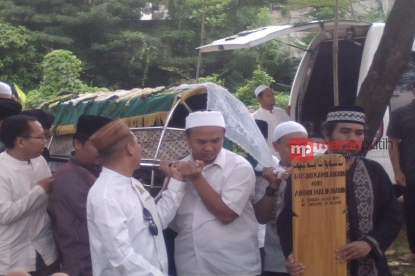 Isak Tangis Warnai Pemakaman Ketua KPU Husni Kamil Manik