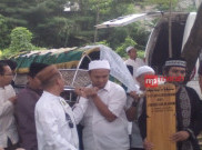 Isak Tangis Warnai Pemakaman Ketua KPU Husni Kamil Manik