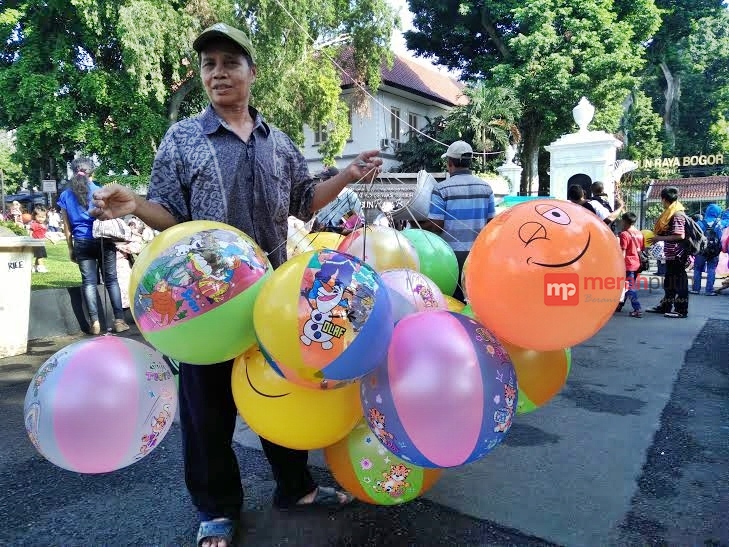 Pedagang Balon Raup Untung Besar di Kebun Raya Bogor
