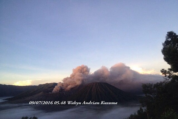 Gunung Bromo Terus Keluarkan Asap Tebal