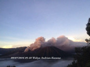 Gunung Bromo Terus Keluarkan Asap Tebal