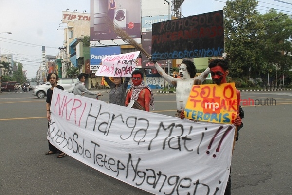 Warga Solo Lawan Aksi Teror dengan Teatrikal