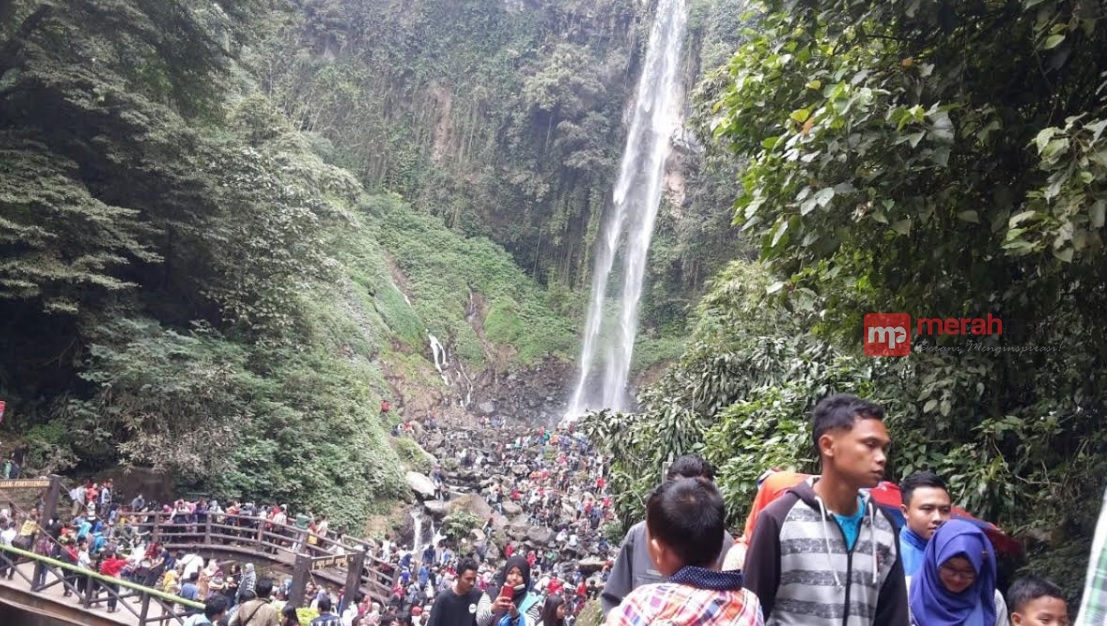 Pengunjung Banjiri Tempat Wisata Grojogan Sewu