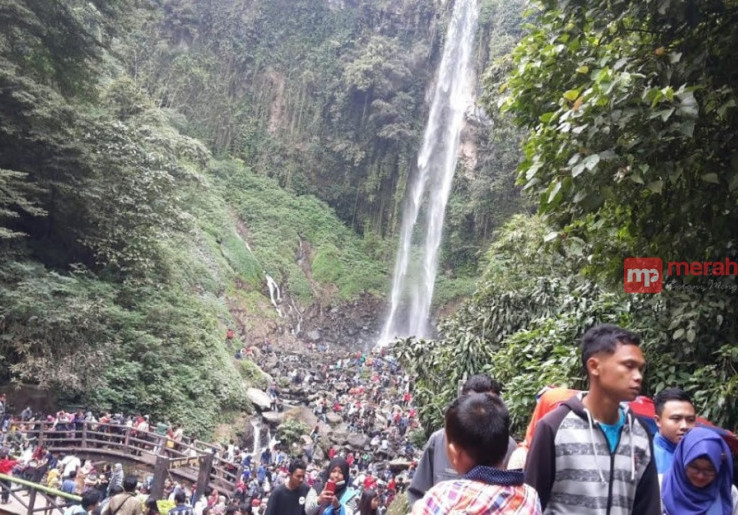 Pengunjung Banjiri Tempat Wisata Grojogan Sewu