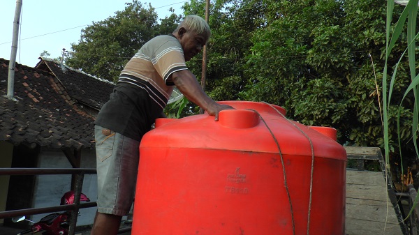 Usai Dinas, Brigadir Wiwik Jadi Tukang Sedot WC 