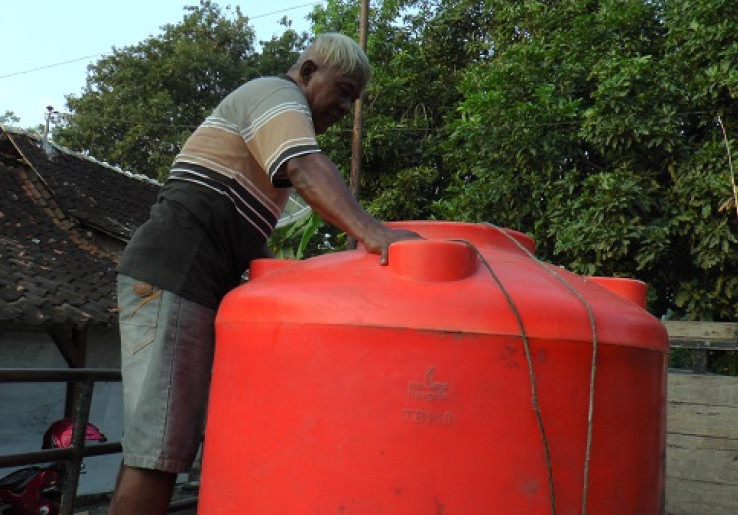 Usai Dinas, Brigadir Wiwik Jadi Tukang Sedot WC 