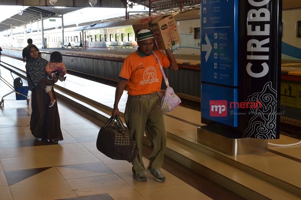 Kisah Sukari Seorang Porter Stasiun Cirebon