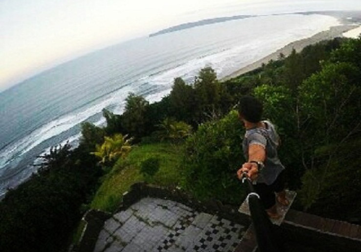 Tembok Cina Lokasi Selfie Terbaik di Pantai Lembah Putri