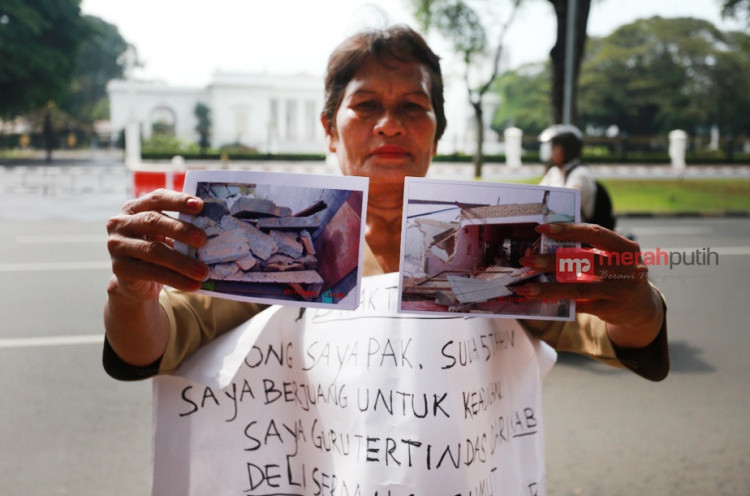 Seorang Guru SD Meminta Keadian di Depan Istana