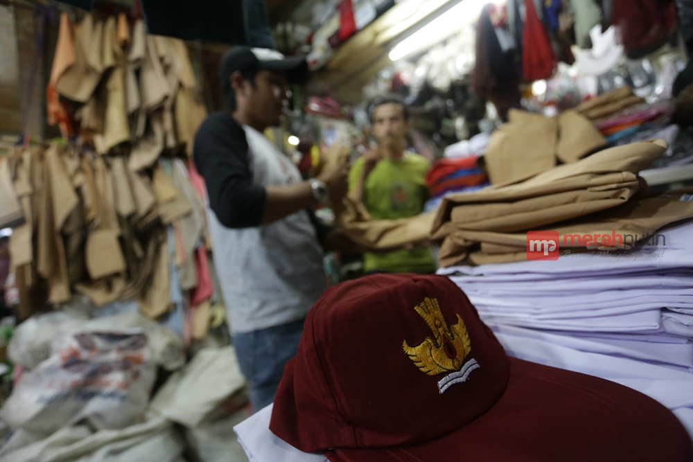 Toko Pakaian Seragam Jelang Sekolah