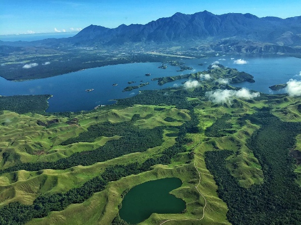 Indahnya Pesona Danau Sentani di Papua