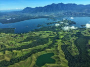 Indahnya Pesona Danau Sentani di Papua
