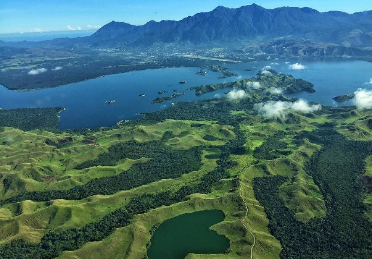 Indahnya Pesona Danau Sentani di Papua
