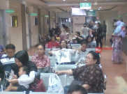 Puluhan Orang Tua Masih Terus Datang ke Rumah Sakit Harapan Bunda