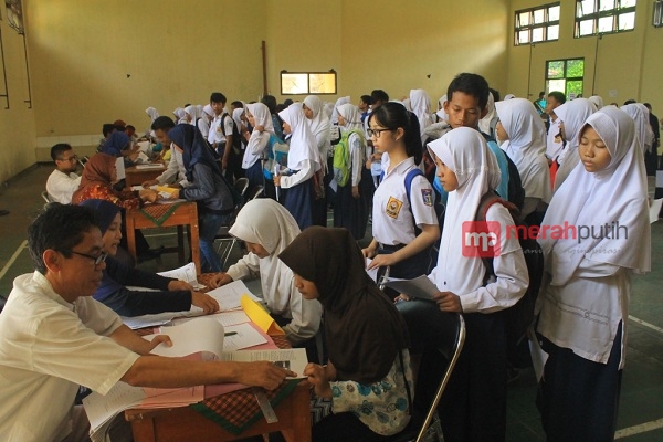 Calon Peserta Didik Baru Ramai-ramai Lihat Hasil PPDB