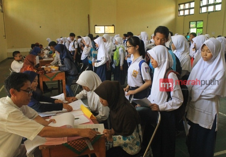 Calon Peserta Didik Baru Ramai-ramai Lihat Hasil PPDB