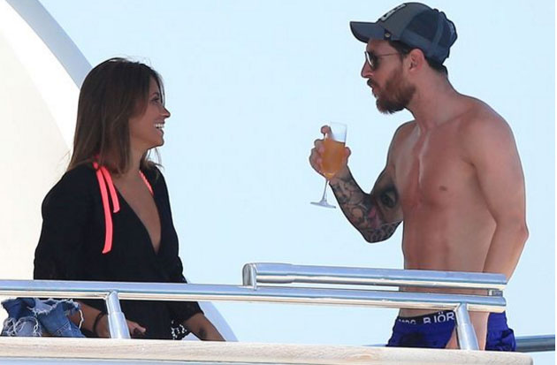 Pria Rela Renangi Dinginnya Laut Demi Selfie dengan Messi 
