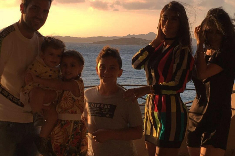 Cesc Fabregas Manfaatkan Libur Pramusim Bersama Keluarga