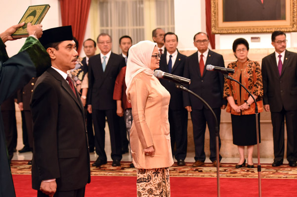 Komisaris PT Taspen Raih Bintang Mahaputera Nararya dari Presiden Jokowi