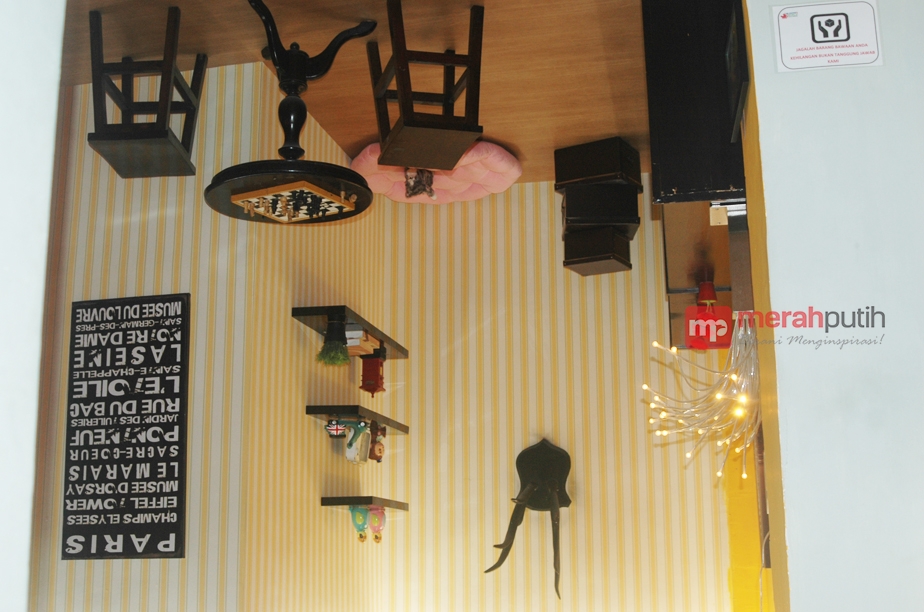 Furnitur Terbalik, Pengunjung Upside Down World Diasuransi
