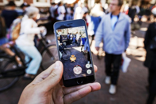 Gamers Pokemon Go Berburu Monster di Pantai Parangtritis