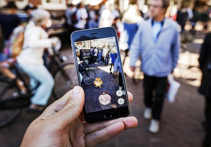 Gamers Pokemon Go Berburu Monster di Pantai Parangtritis