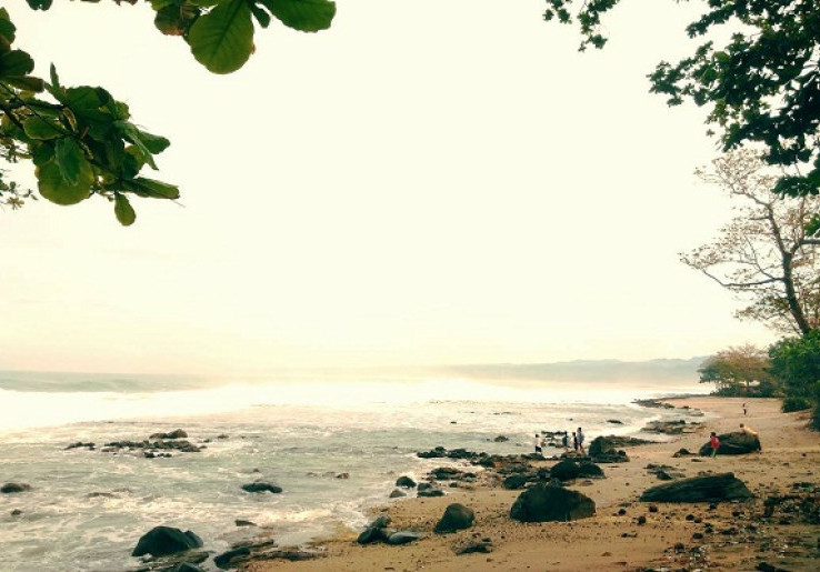 Eksotisme Wisata Bahari di Pantai Rancabuaya