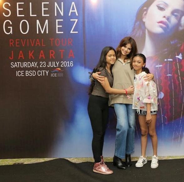Ekspresi Selena Gomez Saat Diberi Kado Kebaya Kutu Baru