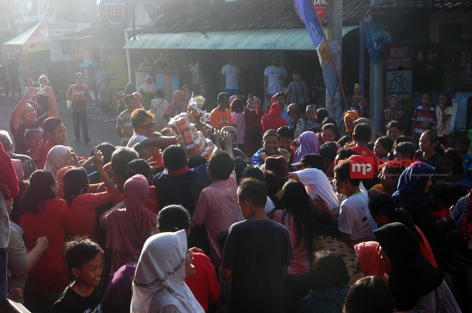 Ribuan Pengunjung Kirab Budaya Prawirotaman Berebut Gunungan