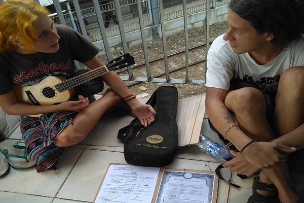 Kasihan, Dua Turis Rusia Jadi Gembel di Stasiun Sudirman