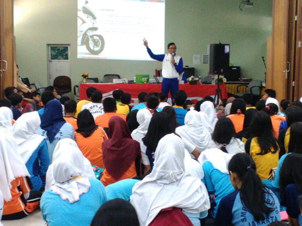 WMS Berbagi Ilmu Safety Riding di SMKN 14 dan SMKN 31