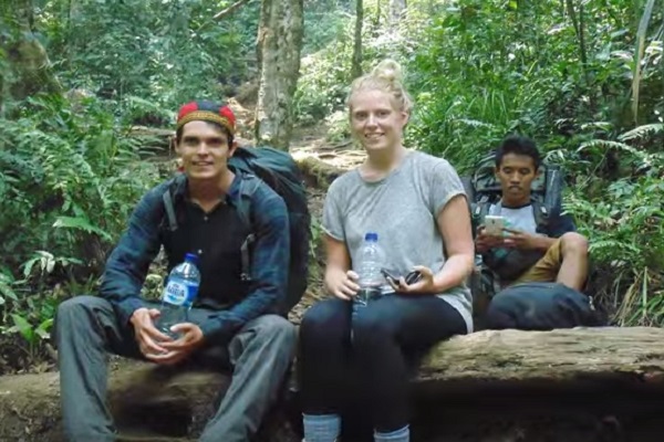 Serunya Aksi Bule saat Berwisata di Danau Gunung Tujuh