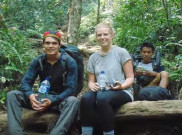 Serunya Aksi Bule saat Berwisata di Danau Gunung Tujuh