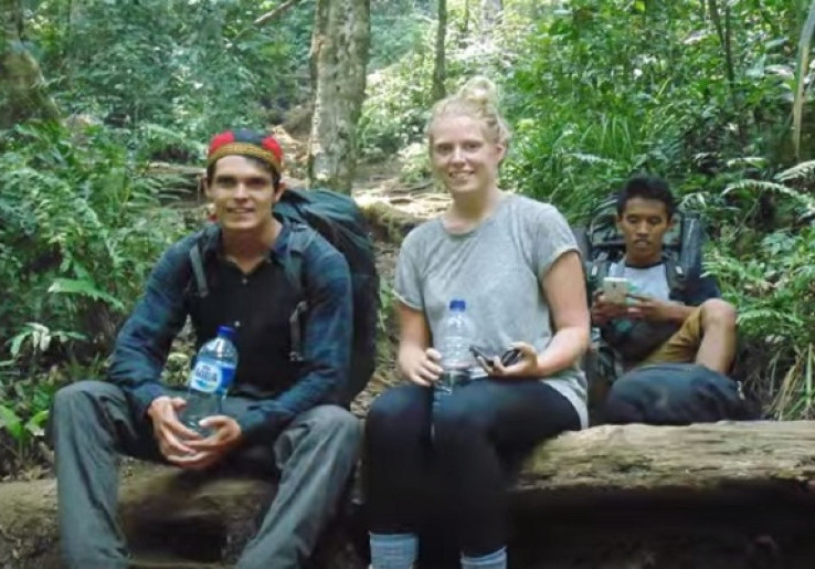 Serunya Aksi Bule saat Berwisata di Danau Gunung Tujuh